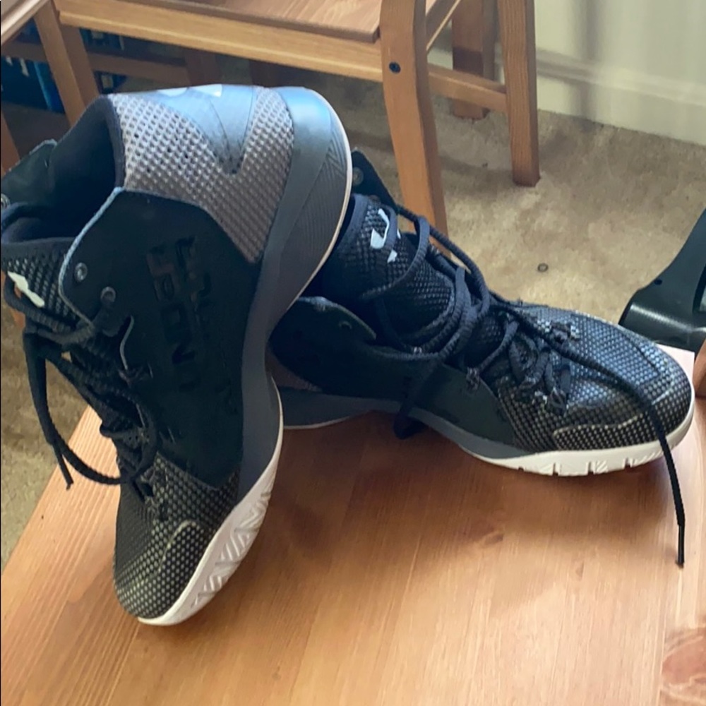 Underarmour mid top shoes